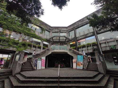 圖說6_台大「小福樓」,二樓許多好吃餐廳,三樓有「金興發」生活五金用品。.jpg