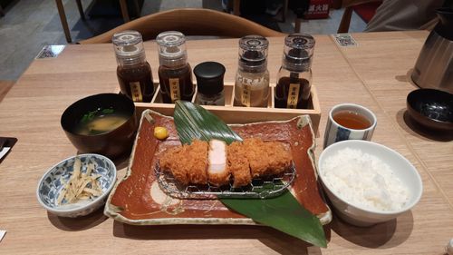 台北大巨蛋裡的「日式勝勢豬排」餐廳的豬排定食.jpg