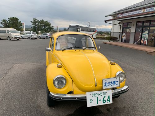 等身大的阿笠博士坐在黃色甲蟲車上,仿如等候柯南和小蘭上車。.jpeg