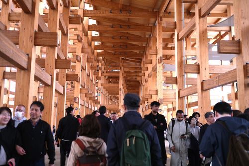全球最大木建築「大屋根」。.JPG