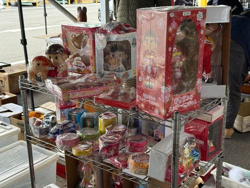 停車場下層的牛奶妹精品.JPG
