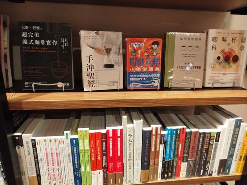 蔦屋書店光是咖啡和酒的書就好幾列,藏書眾多。.jpg