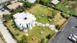 曼谷全新打卡餐廳 Curvy Dining 白花盛放建築仿如藝術品